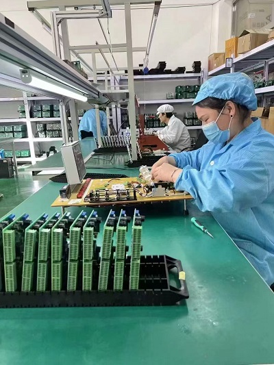 Quality inspection of 2.5mm pluggable terminals in factory